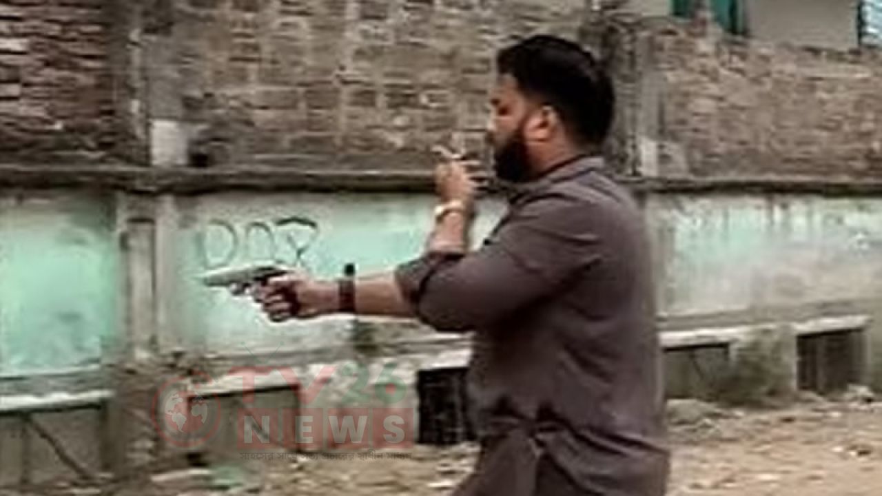 পিস্তল হাতে ‘মাদকবিরোধী’ অভিযানে প্রতিমন্ত্রী ইশরাক