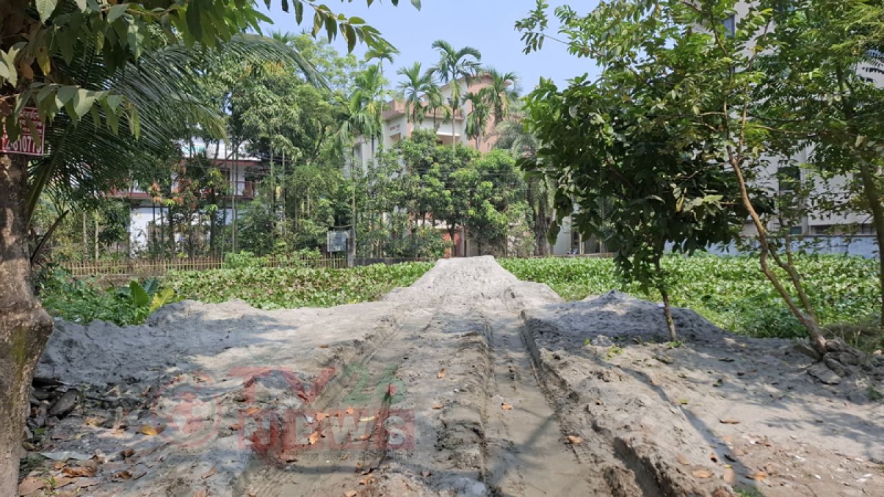 ছাত্রাবাস নির্মাণ করতে পুকুর ভরাট, বাধা সিটি করপোরেশনের