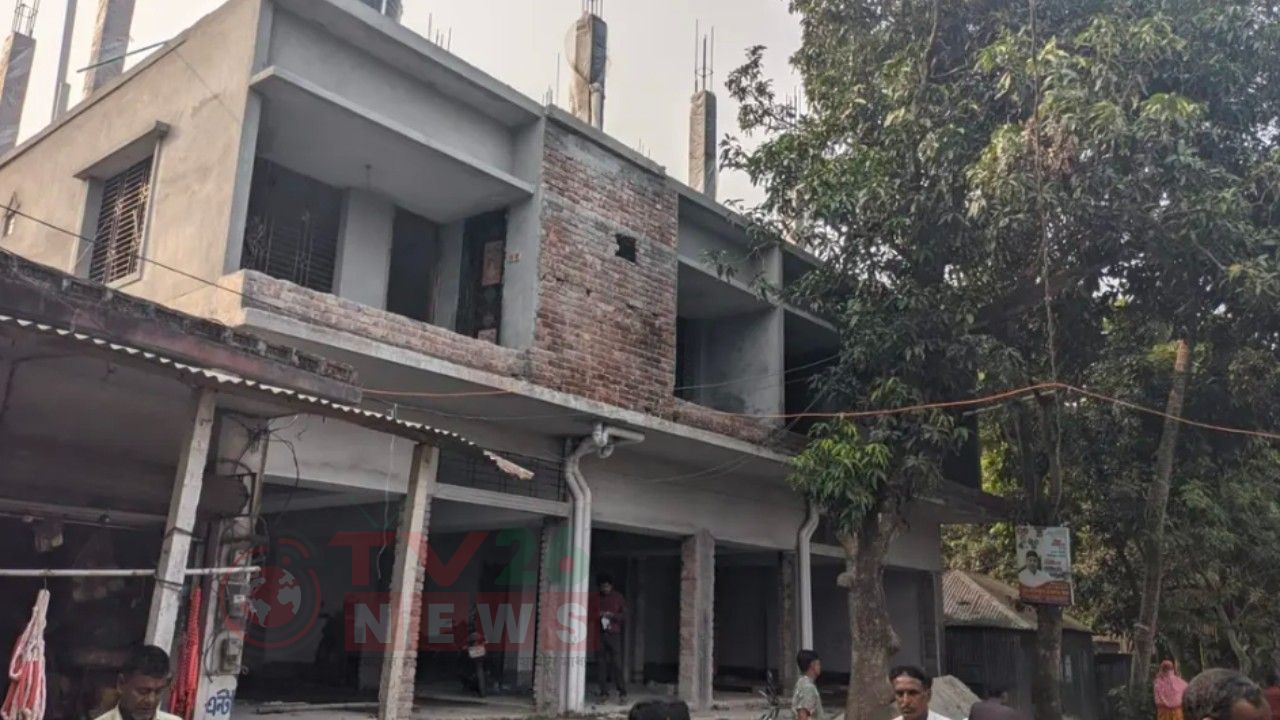 আ. লীগের দখলে অর্ধেক, বাকি অর্ধেকে বিএনপিপন্থিদের মার্কেট নির্মাণ