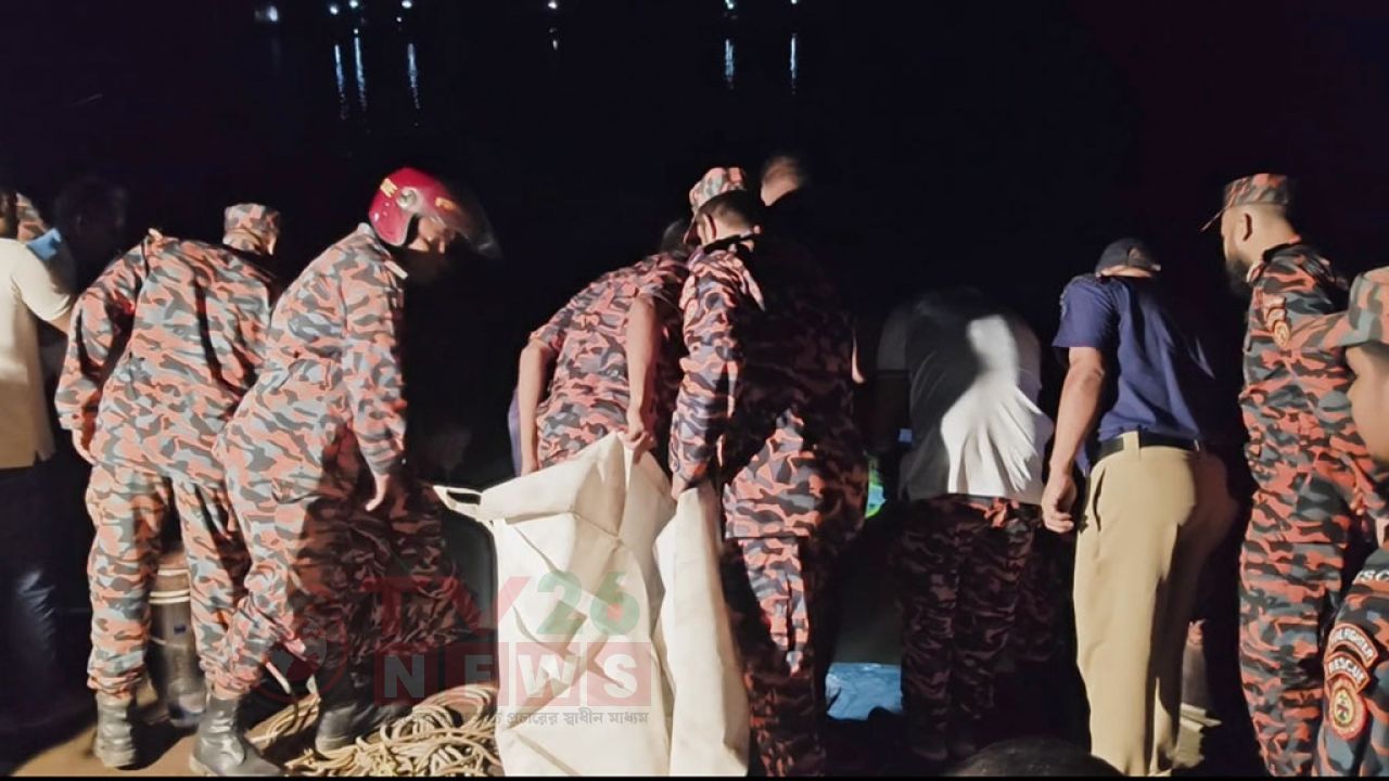 নেছারাবাদে ট্রলারডুবি: বাবার চোখের সামনে প্রাণ গেল মেয়ের, নিখোঁজ মা