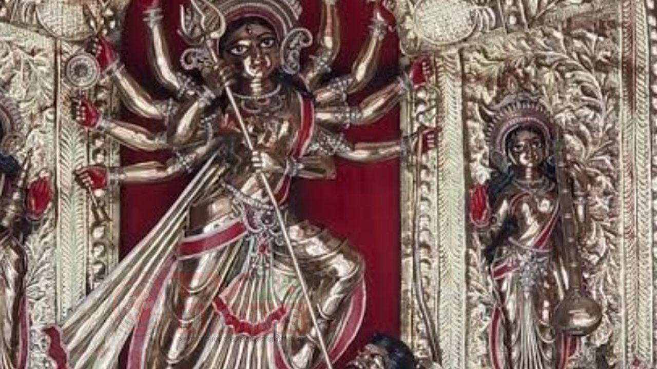 ধামরাইয়ে ৫২০ কেজির অষ্টধাতুর দুর্গা প্রতিমা: বিসর্জন নেই, হয় দর্পণে বিদায়