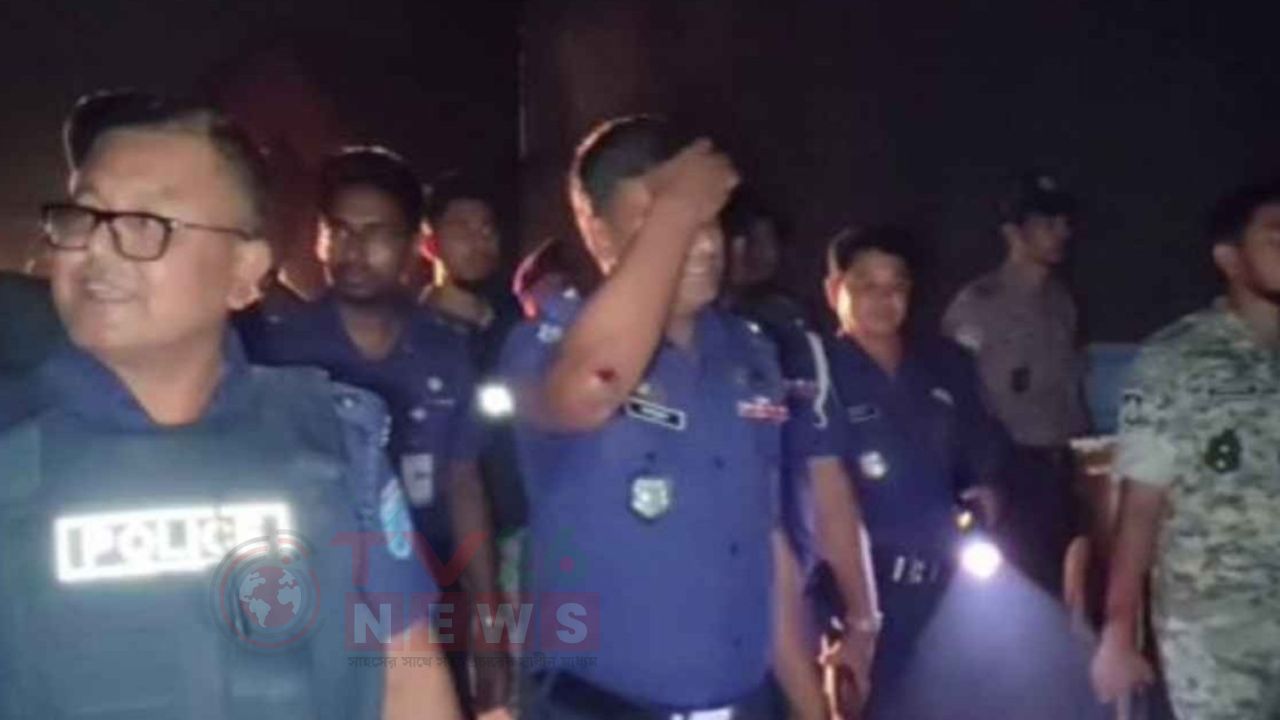 মসজিদের মাইকে ঘোষণা দিয়ে টর্চলাইট জ্বালিয়ে সংঘর্ষ, ৫ পুলিশসহ আহত ৩০