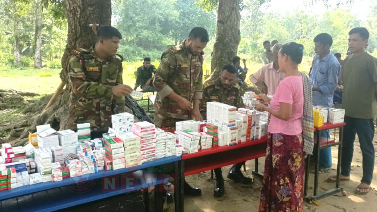 নাক্রাইপাড়ায় সেনাবাহিনীর বিনামূল্যে চিকিৎসাসেবা ও ওষুধ বিতরণ