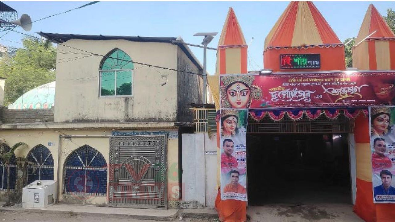 দেড় শতাব্দী ধরে পাশাপাশি মসজিদ-মন্দির