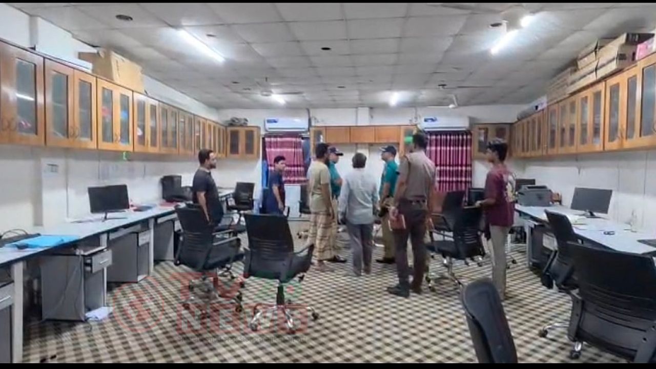‘এখন থেকে ভাড়া শীর্ষ সন্ত্রাসী ইমনকে দিতে হবে’ বলে কুরিয়ার সার্ভিসের গুদামে ঢুকে ভাঙচুর-লুটপাট
