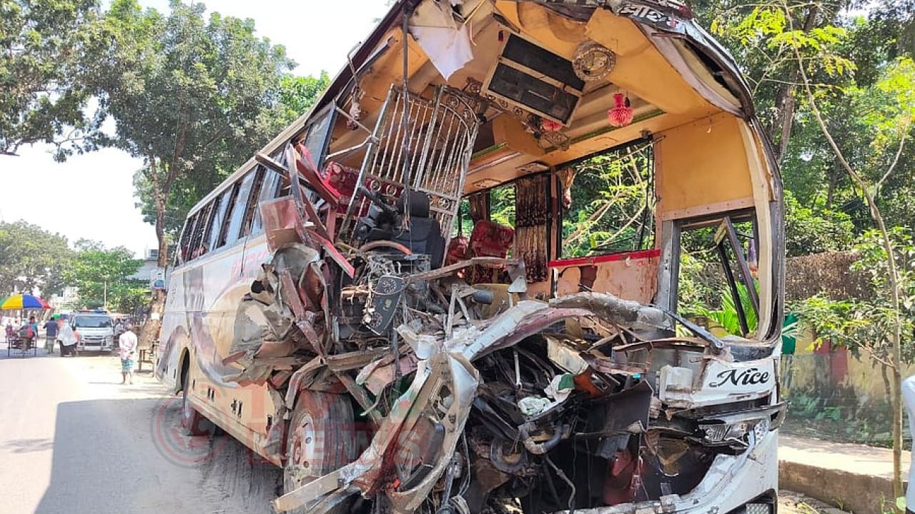 নাটোরে দুর্ঘটনা : বাস ও ট্রাকের অজ্ঞাতনামা চালকদের বিরুদ্ধে পুলিশের মামলা