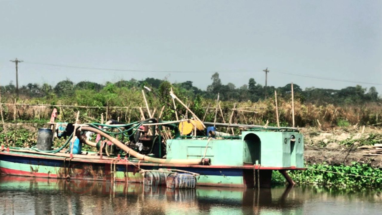 মুন্সীগঞ্জে ড্রেজার দিয়ে বালু ভরাট, দুজনকে লাখ টাকা জরিমানা