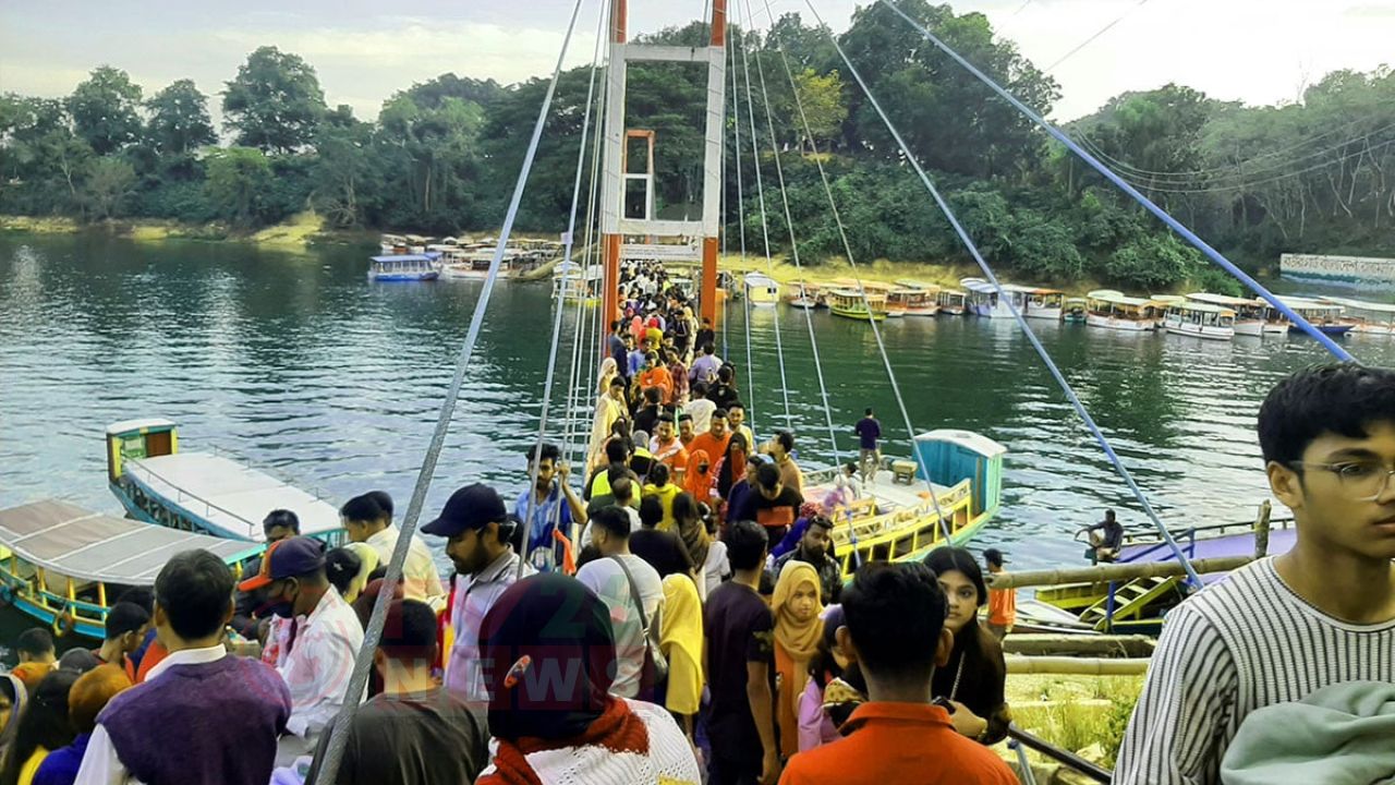 পূজার ছুটিতে রাঙামাটিতে পর্যটকের ঢল