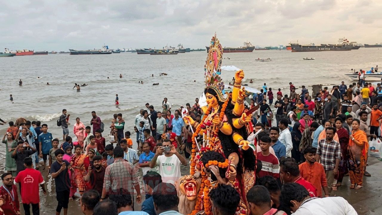 চট্টগ্রামে প্রতিমা বিসর্জনে শেষ হলো দুর্গাপূজা