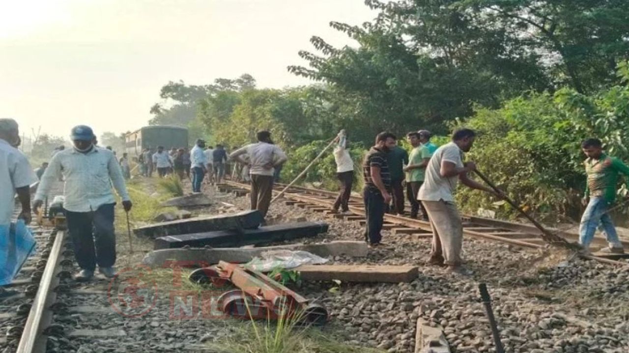 কুমিল্লায় ১৬ ঘণ্টা পর লাইনচ্যুত ট্রেন উদ্ধার, চলছে মেরামত