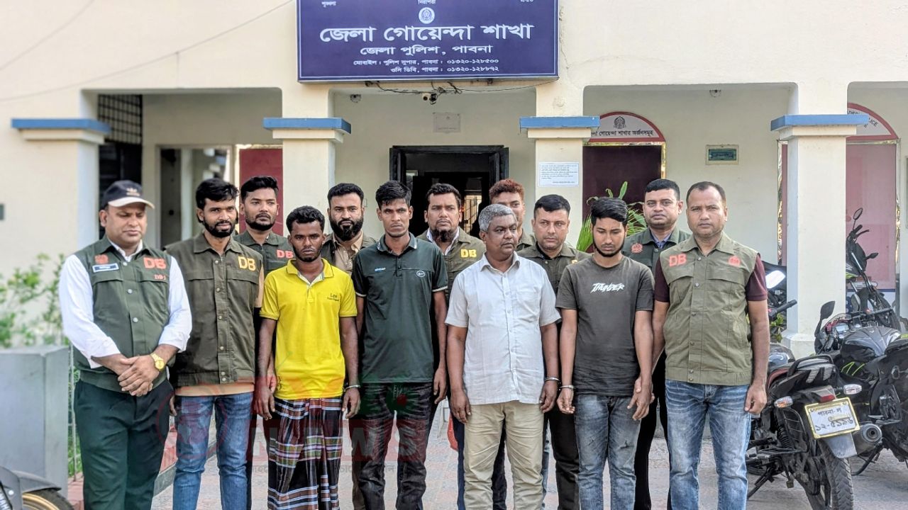 পাবনায় অস্ত্র-গুলিসহ চার ‘অস্ত্র ব্যবসায়ী’ গ্রেপ্তার