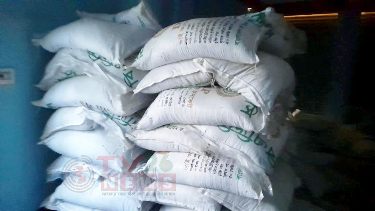 চাটমোহরে অবৈধভাবে মজুত ১১৪ বস্তা সার জব্দ