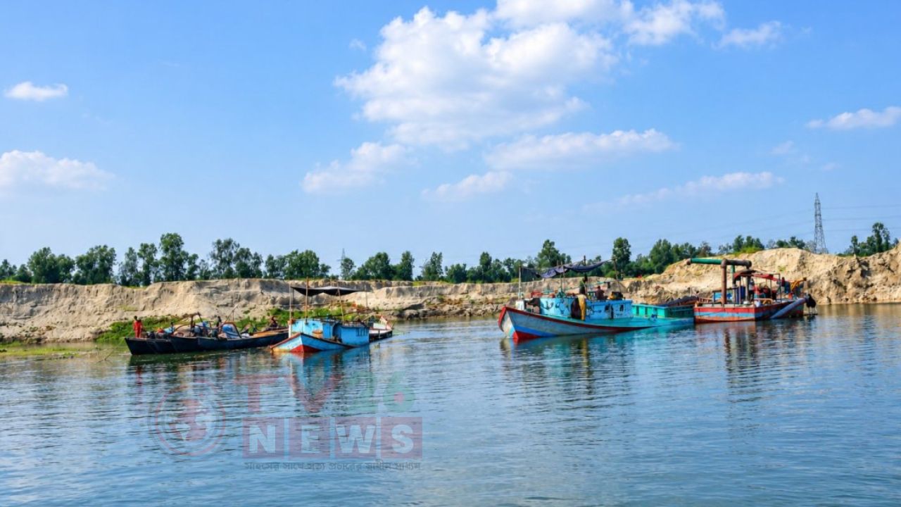 অবৈধভাবে মাটি-বালু উত্তোলন করছে আ. লীগ নেতা, জমি হারানোর শঙ্কায় কৃষক