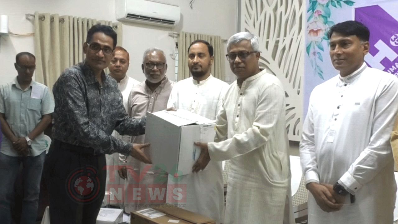 যশোর জেনারেল হাসপাতালে চিকিৎসাসামগ্রী বিতরণ জ্বালানি প্রতিমন্ত্রীর
