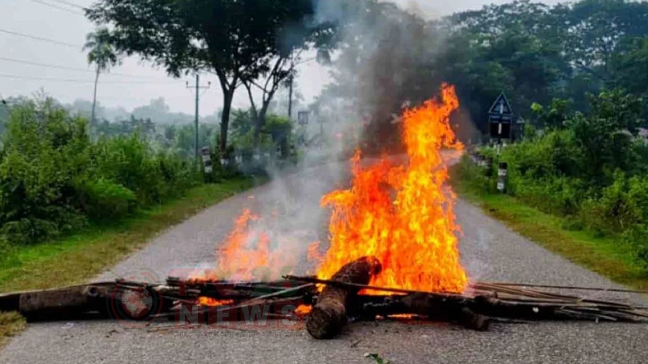 সড়কে গাছের গুঁড়ি, জ্বলছে টায়ার; অবরোধে অচল পার্বত্য দুই জেলা
