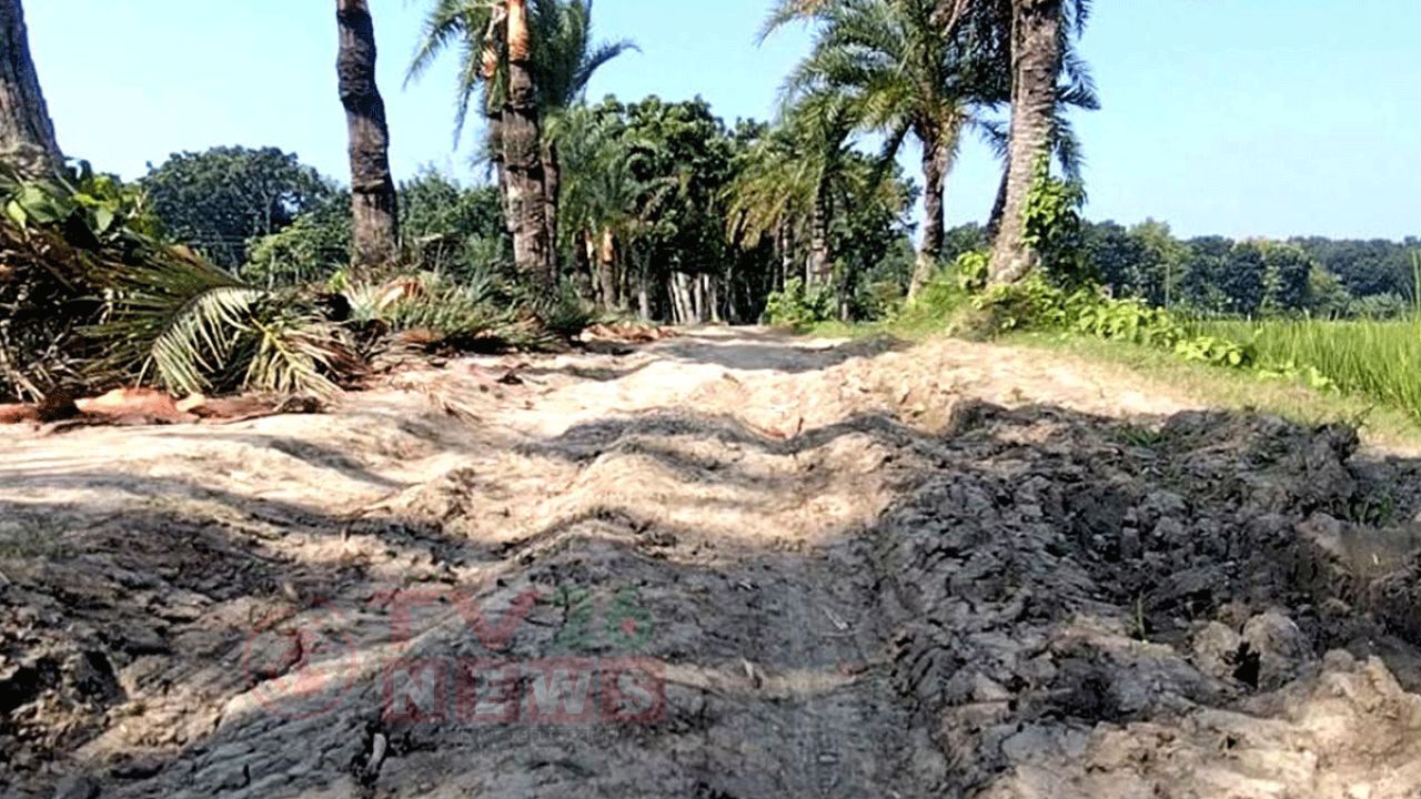বর্ষায় কাদা, শুকনায় ধুলা; পাকা রাস্তার অপেক্ষায় ১০ গ্রামের মানুষ