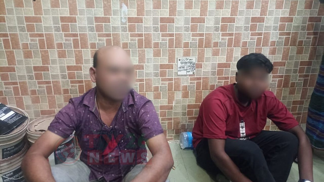 পেট্রলপাম্প থেকে তেল নিয়ে পালাচ্ছিলেন দুজন, পাঁচ কিলোমিটার ধাওয়া করে আটক