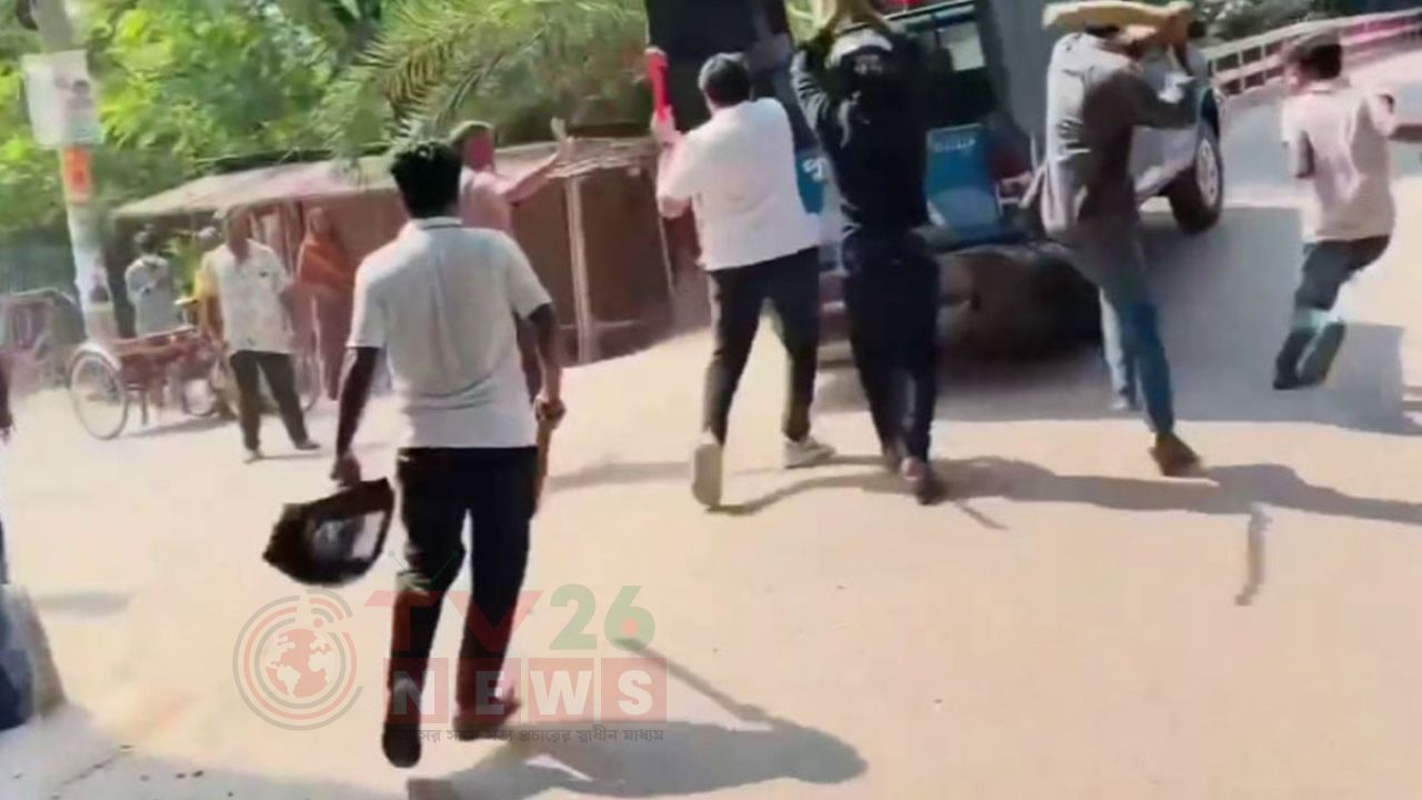 গোপালগঞ্জে ছাত্রলীগ-যুবলীগের মিছিলে বাধা দেওয়ায় পুলিশের গাড়িতে হামলা ও ভাঙচুর