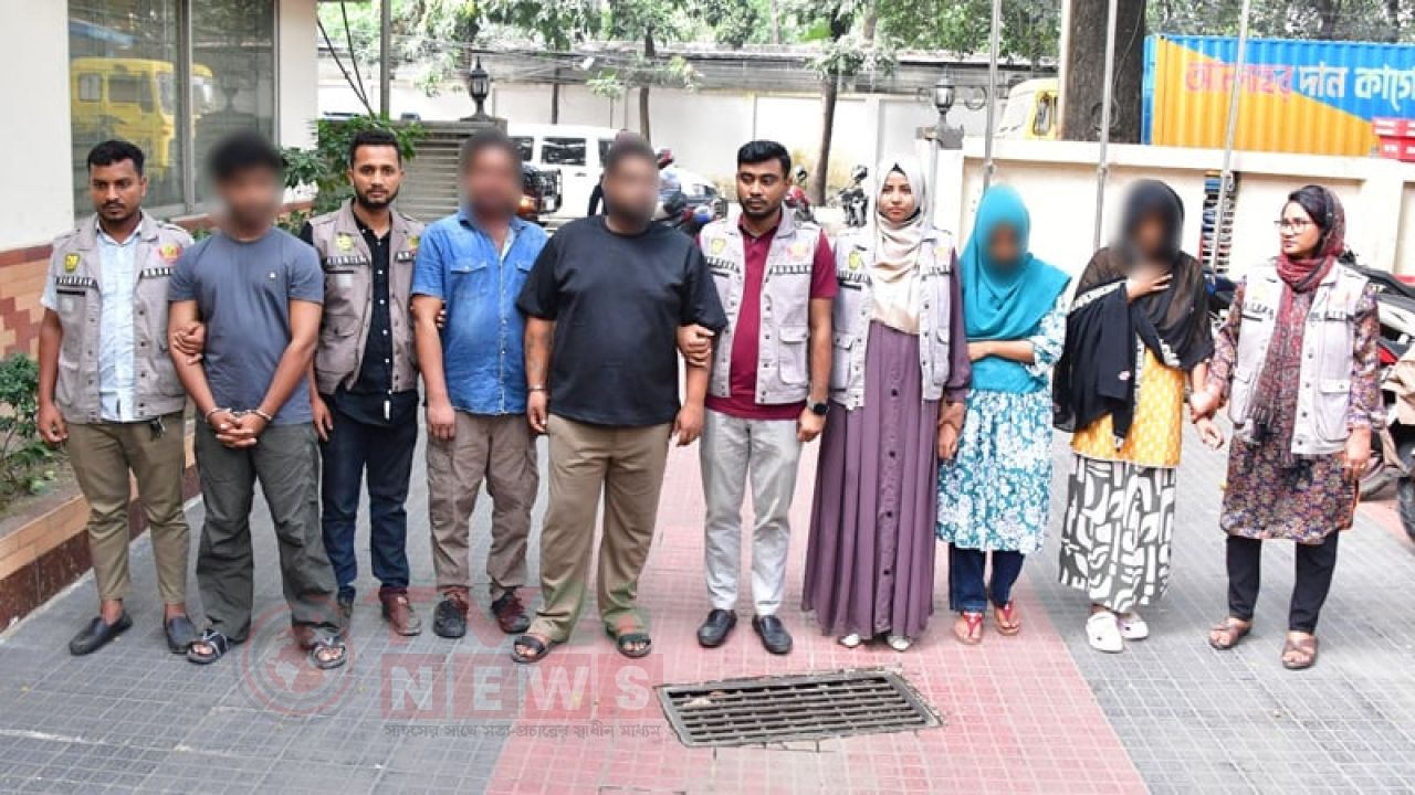 প্রেমের ফাঁদে ব্যবসায়ী-বিত্তবান পুরুষ, আপত্তিকর ছবি ছড়ানোর ভয় দেখিয়ে অর্থ আদায়