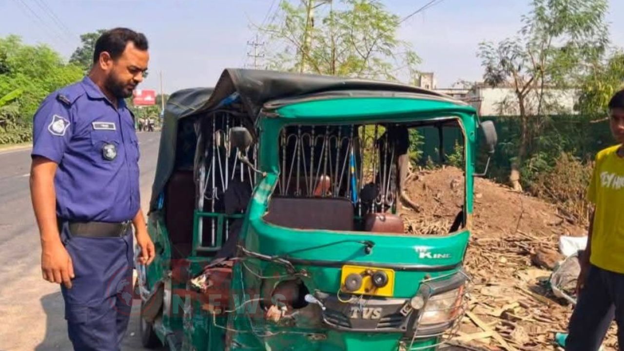 অটোরিকশায় কাভার্ড ভ্যানের ধাক্কায় ছাত্রদল নেতা নিহত, স্ত্রীসহ আহত ৪