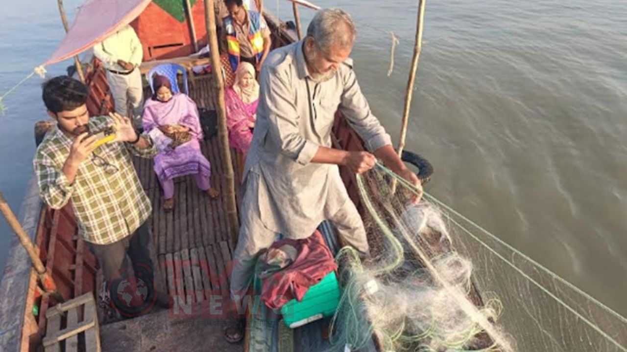 মুন্সীগঞ্জে কারেন্ট জাল ও দুই ট্রলার জব্দ