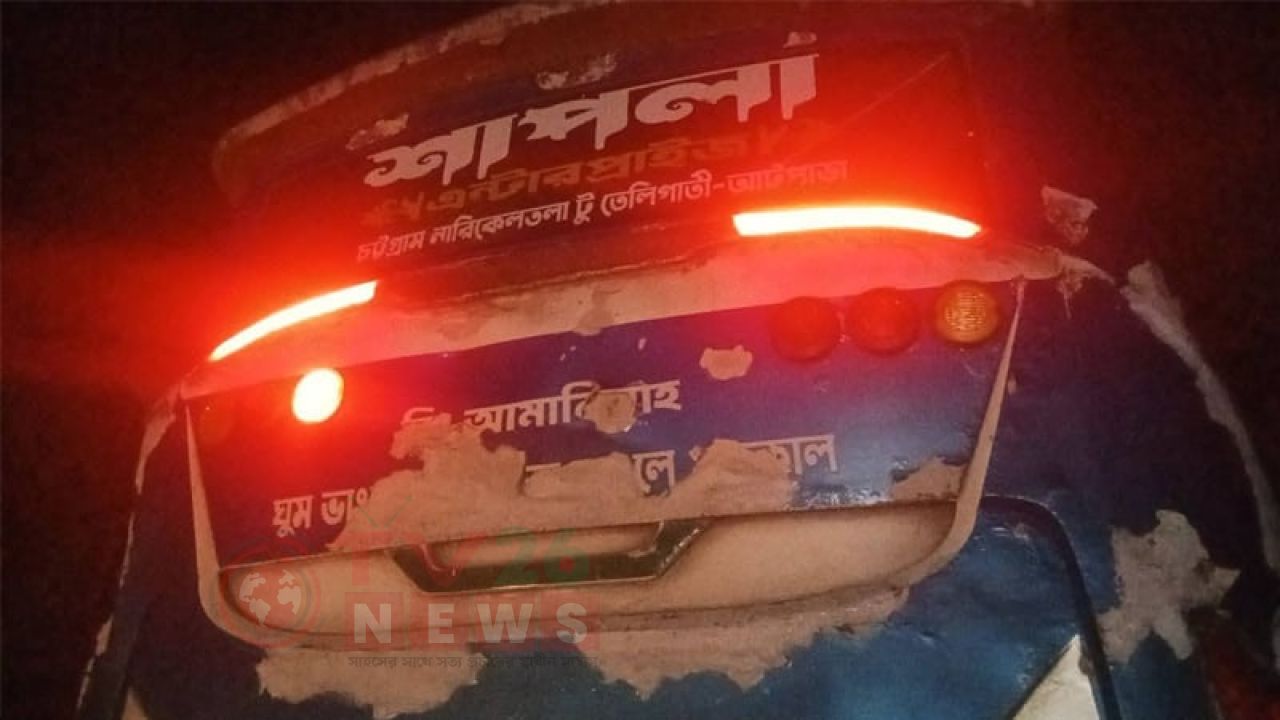 সীতাকুণ্ডে দাঁড়িয়ে থাকা বাসে লরির ধাক্কা, নিহত ৫